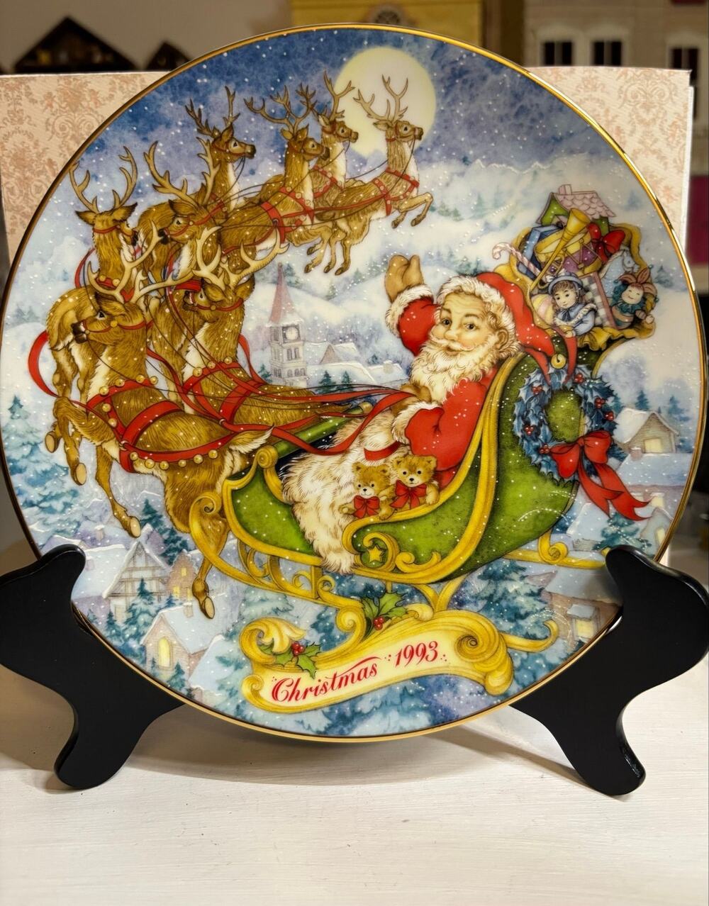 Avon 1993 Christmas Decorative Porcelain Plate with Santa and Reindeer